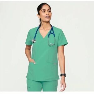 FIGS. Women’s Surgical Green, Casma, 3 Pocket Scrub Top